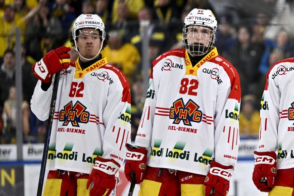 Enttaeuschte Bieler Rodwin Dionicio, links und Jonah Neuenschwander, rechts, nach dem 3:2 verlorenem Spiel, im Eishockey-Qualifikationsspiel der National League (NL) zwischen dem HC Davos und dem EHC  ...