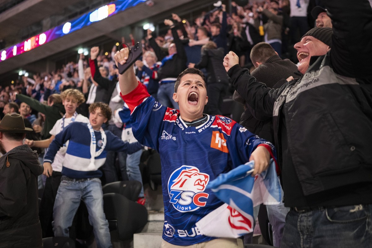 ZSC Fans jubeln nach ihrem Sieg im Playoff Final Eishockeyspiel der National League zwischen Lausanne HC und den ZSC Lions im Public Viewing in der Swiss Life Arena, am Donnerstag, 24. April 2025, in  ...