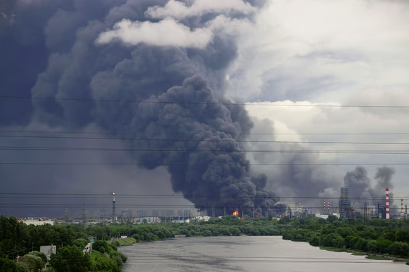 Gehen da imperiale Träume in Rauch auf? Eine Öl-Raffinerie in Moskau steht in Flammen nach einer ukrainischen Drohnen-Attacke.