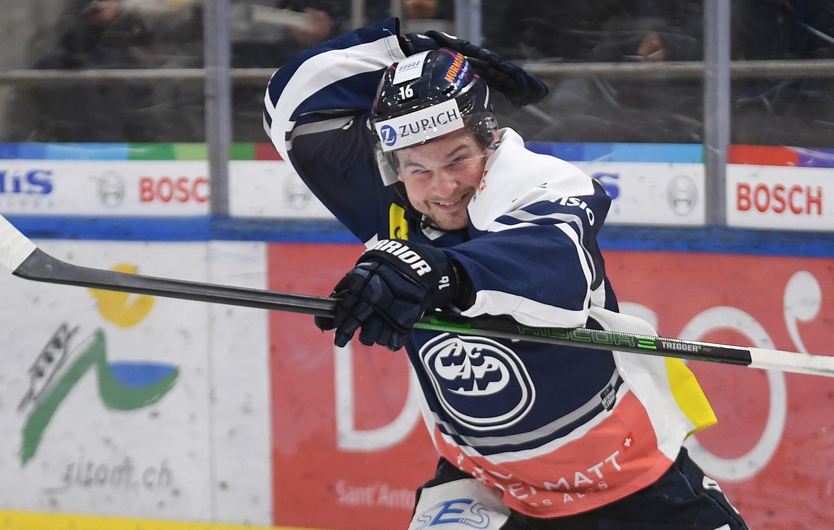 Ambri's player Dominic Zwerger celebrates the 3 - 0 goal, during the preliminary round game of National League Swiss Championship 2021/22 between HC Ambri Piotta against EV Zug at the Gottardo Ar ...