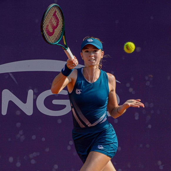Rio Ladies Open - Quarterfinals - Simona Waltert vs Tara Wurth rio de janeiro rj, 10/17/2025 - wta125/brazil/rioladiesopen/rj - player simona waltert performing a forehand during a match valid for the ...
