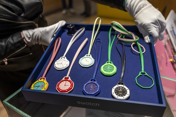 epa12962269 A saleswoman shows the new Royal Pop watches by Swatch and Audemars Piguet to a customer in Geneva, Switzerland, 16 May 2026. The collection of eight Royal Pop watches, combining Audemars  ...