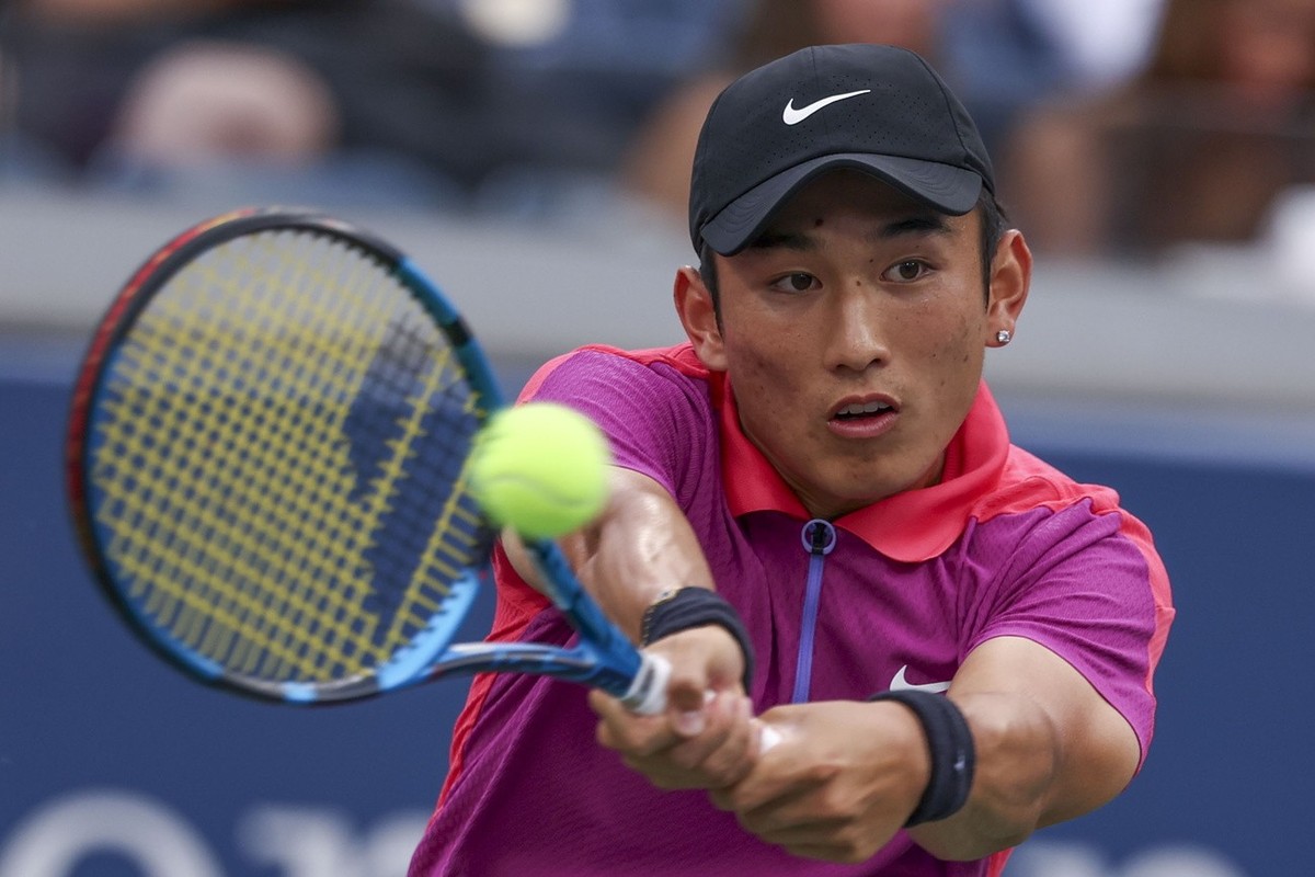 epa11574581 Juncheng Shang of China in action against Casper Ruud of Norway (unseen) during their third round match during the US Open Tennis Championships at the USTA Billie Jean King National Tennis ...
