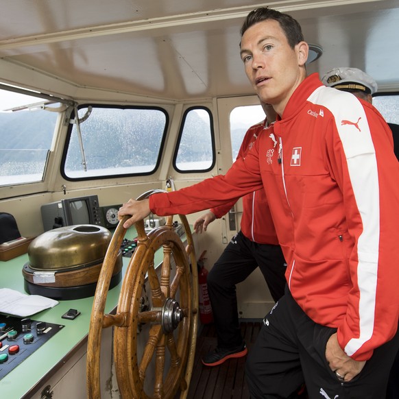 Eine Hand im Hosensack: Der coole Capitano Lichtsteiner auf dem Lago di Lugano.