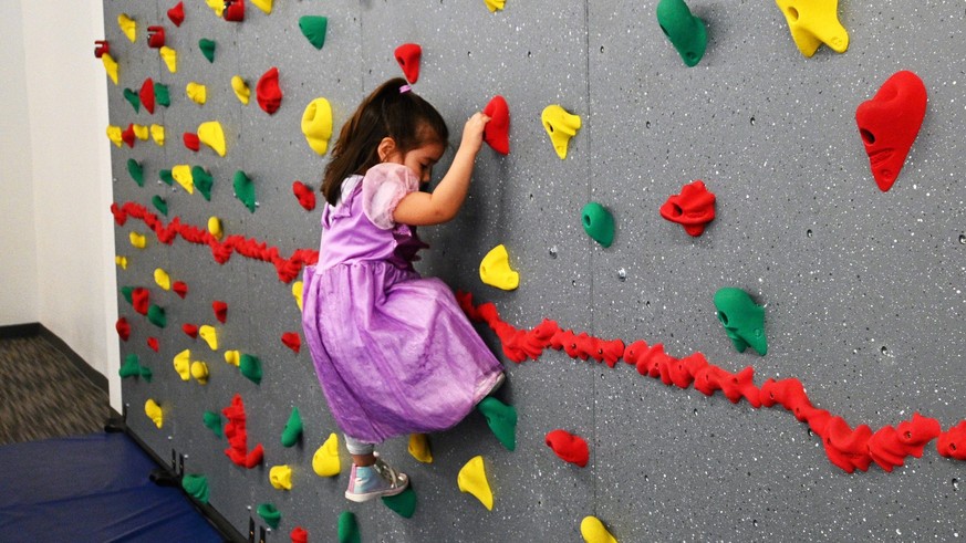 Syndication: Coldwater Daily Reporter Four-year-old Silbana climbs a rock wall in the Children s Museum. Museum 1 Coldwater MI , EDITORIAL USE ONLY PUBLICATIONxINxGERxSUIxAUTxONLY Copyright: xDonxReid ...