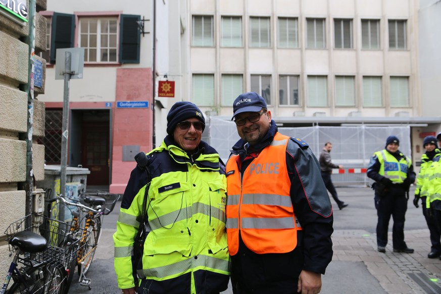 Nicht diese Polizisten. Sie haben niemanden gefilzt. Sie sind zudem ein schönes Beispiel für interkantonale Polizistenfreundschaft (Bern und Basel-Stadt)