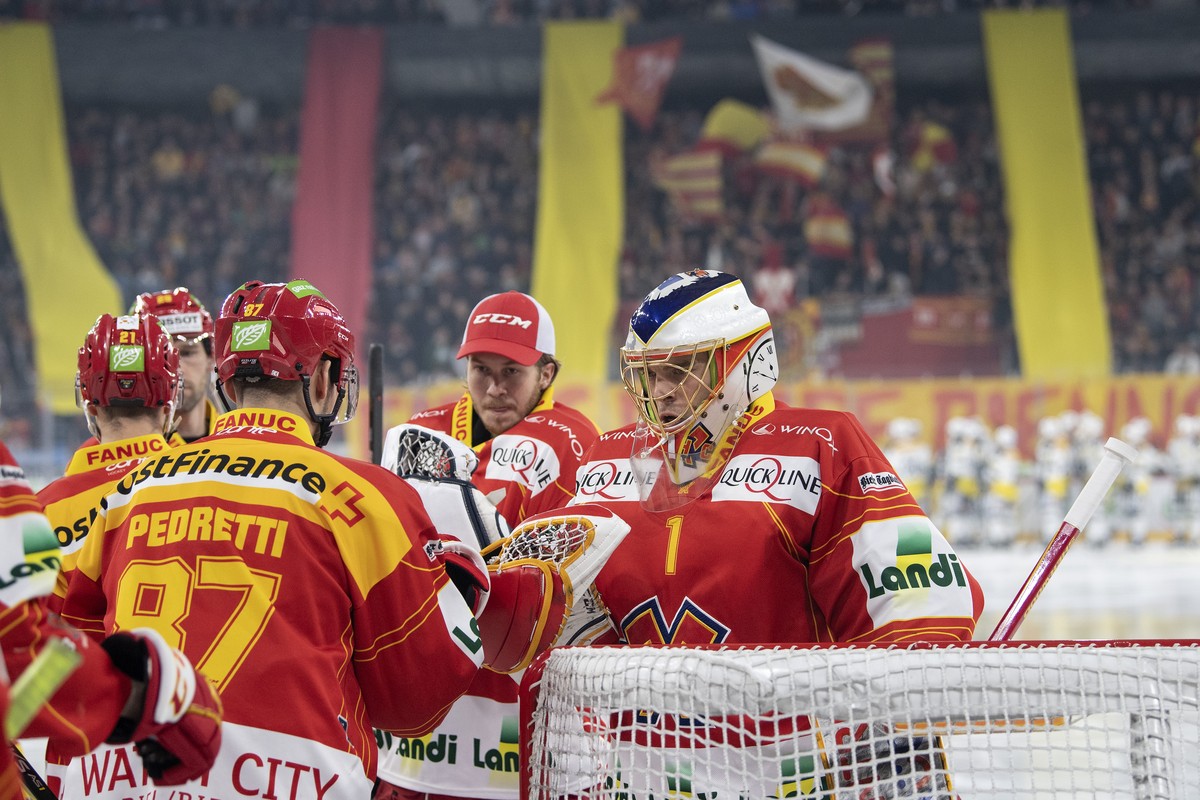 Biels Goalie Jonas Hiller, rechts, und Marco Pedretti klatschen sich ab im ersten Eishockey Playoff-Viertelfinalspiel der National League zwischen dem EHC Biel und dem HC Ambri Piotta, am Samstag, 9.  ...