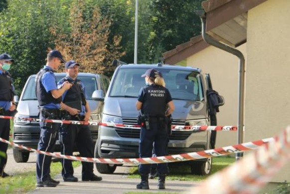 An der Grubenstrasse in Frick ermittelt die Kapo aufgrund zweier Leichen in einer Wohnung.