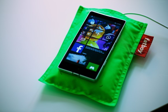 Das Lumia 930 lädt kabellos, wenn es auf einer Ladestation liegt.