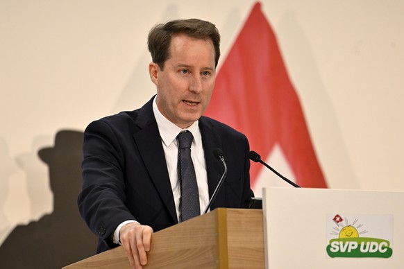 Nationalrat Thomas Aeschi an der Delegiertenversammlung der SVP Schweiz in der Sporthalle Schachen in Aarau am Samstag, 12. Oktober 2024. KEYSTONE/Walter Bieri )