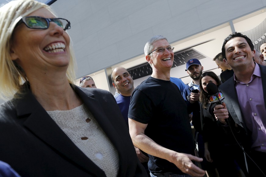 Tim Cook (Mitte) ist dank Apple-Aktien fast schon Milliardär.