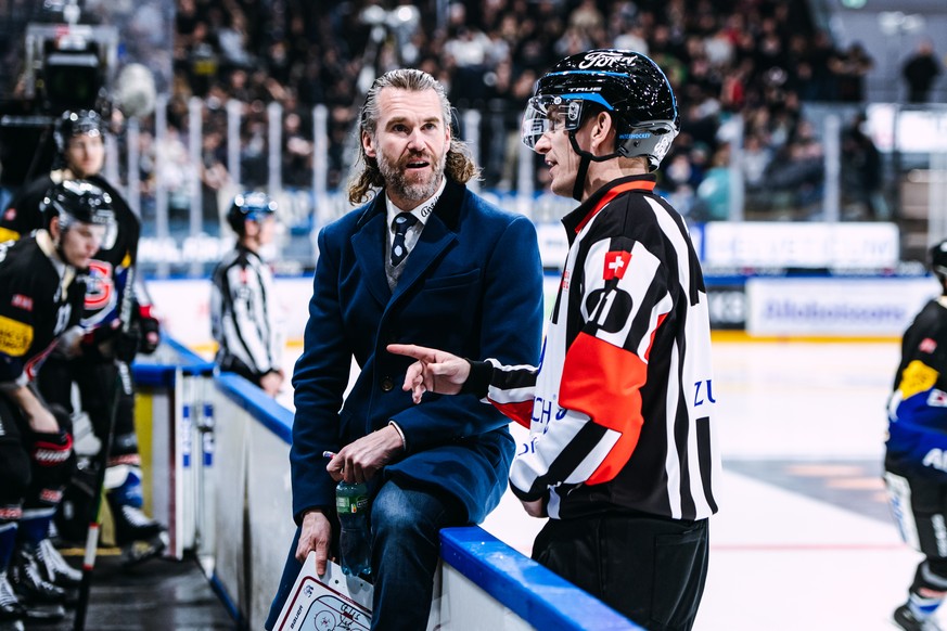 L?entraineur fribourgeois Christian Dube, gauche, parle avec l?arbitre principal Pascal Hungerbuhler, droite, lors du match du championnat suisse de hockey sur glace de National League entre le HC Fri ...