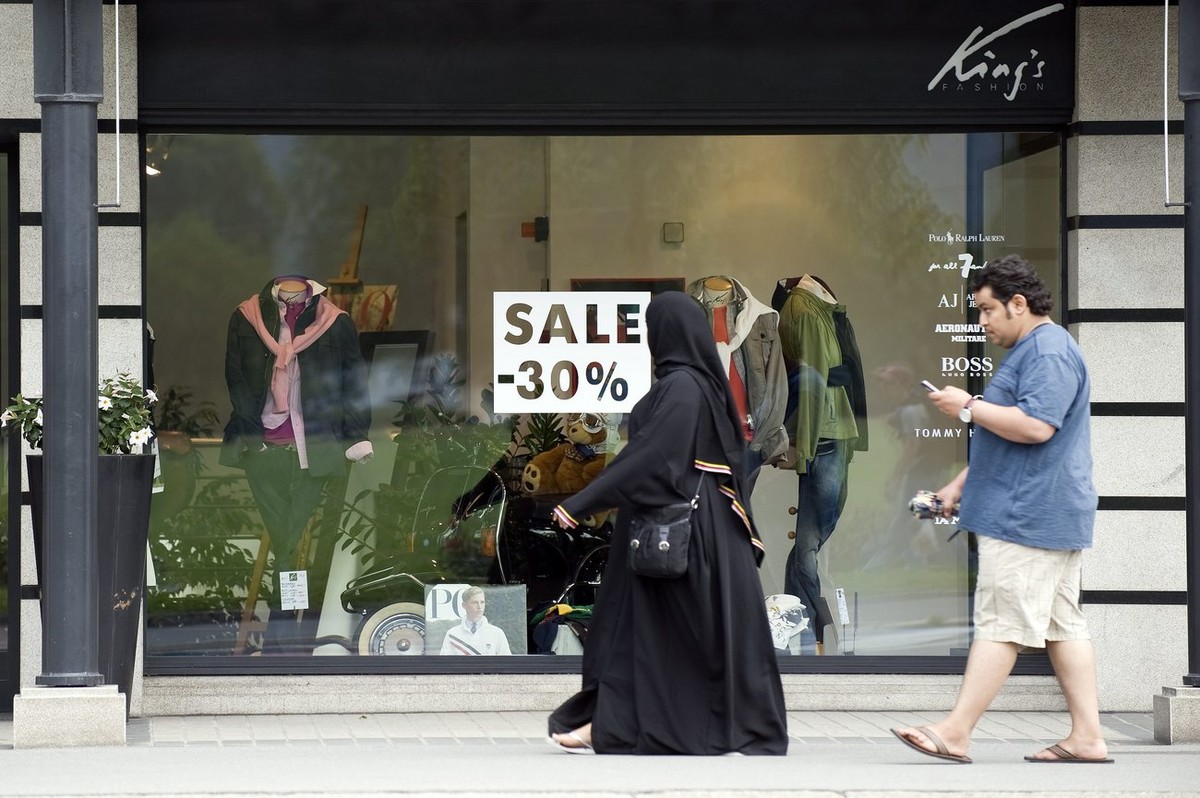 Muslimische Touristen auf dem Hoehenweg am Donnerstag 23. Juli 2009 in Interlaken. Immer mehr Touristen aus der Golfregion und anderen muslimisch gepraegten Laendern entdecken das Berner Oberland. Die ...