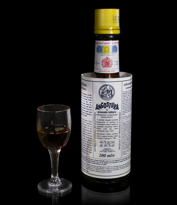 angostura aromatic bitters cocktails trinken drinks alkohol https://upload.wikimedia.org/wikipedia/commons/d/da/Angostura_aromatic_bitters_dD.jpg