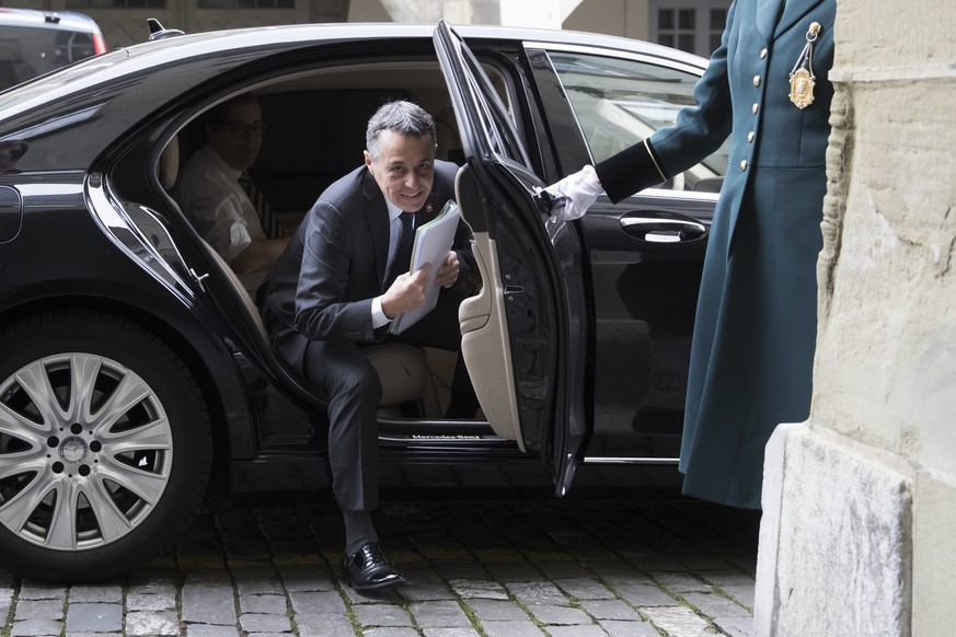 Bundesrat Ignazio Cassis steigt aus seiner Limousine, vor Beginn der Von-Wattenwyl-Gespraeche, am Freitag, 9. November 2018 in Bern. (KEYSTONE/Peter Klaunzer)