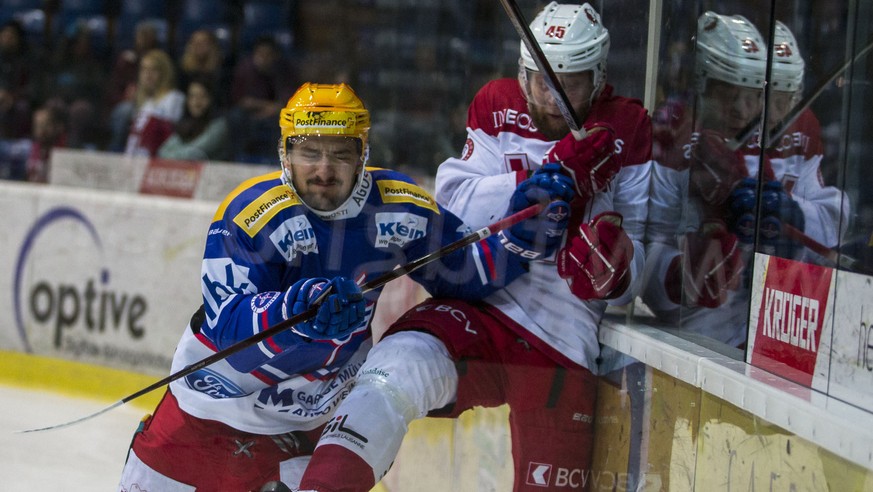 EHC Kloten Stuermer Vincent Praplan, links, gegen Lausanne HC Verteidiger Jonas Junland waehrend dem Eishockey-Meisterschaftsspiel der National League zwischen dem EHC Kloten und Lausanne HC am Freita ...