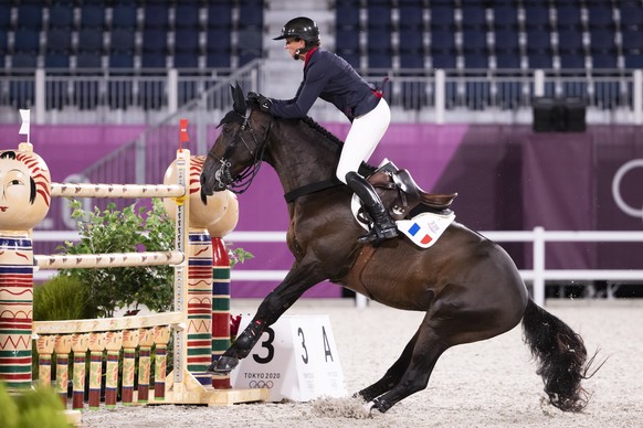 epaselect epa09403578 Penelope Leprevost of France riding Vancouver de Lanlore competes in the equestrian team jumping final at the 2020 Tokyo Summer Olympics in Tokyo, Japan, 07 August 2021. EPA/PETE ...