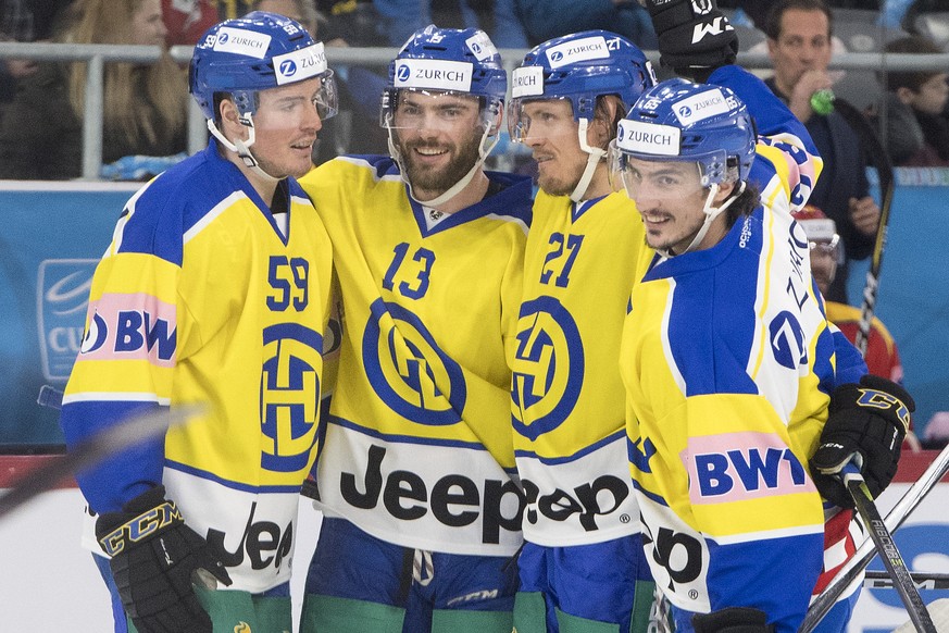 Biels Cedric Haechler, zweite von links, jubelt nach seinem Tor (4-2) mit Davos Dario Simion, Davos Magnus Nygren, und Davos Marc Wieser, waehrend dem Swiss Ice Hockey Cup halbfinale zwischen den HC B ...