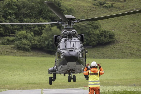 A Super Puma Swiss Airforce helicopter carrying Ukraine's President Volodymyr Zelenskyy lands in Obbuergen near the Buergenstock Resort ahead the Summit on peace in Ukraine, in Stansstad near Luc ...