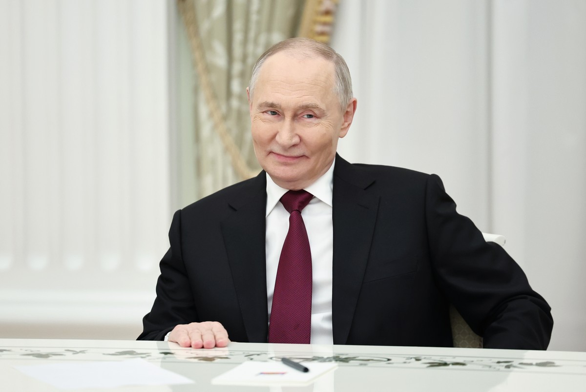 epaselect epa12564957 Russian President Vladimir Putin meets with US Presidential Envoy Steve Witkoff and Trump's son-in-law Jared Kushner (both not pictured)at the Kremlin in Moscow, Russia, 02  ...