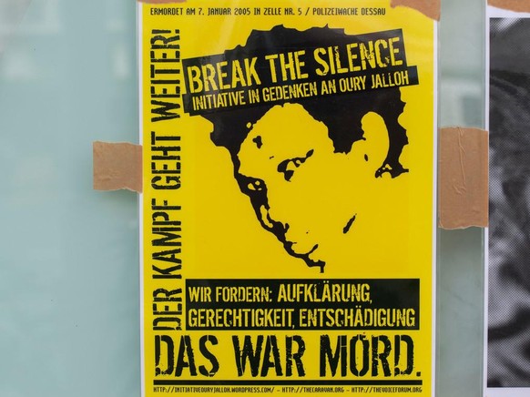 03.11.2021, Berlin: &quot;Break the silence&quot; steht in Großbuchstaben auf einem Plakat am Eingang zu den Räumlichkeiten, in denen eine Pressekonferenz der Initiative in Gedenken an Oury Jalloh sta ...