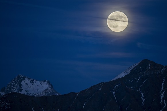 Der Supermond geht auf ueber dem Vilan, aufgenommen am Mittwoch, 5. November 2025, in Valens. (KEYSTONE/Gian Ehrenzeller). The so-called Supermoon rises above the mountains, pictured on Wednesday, Nov ...