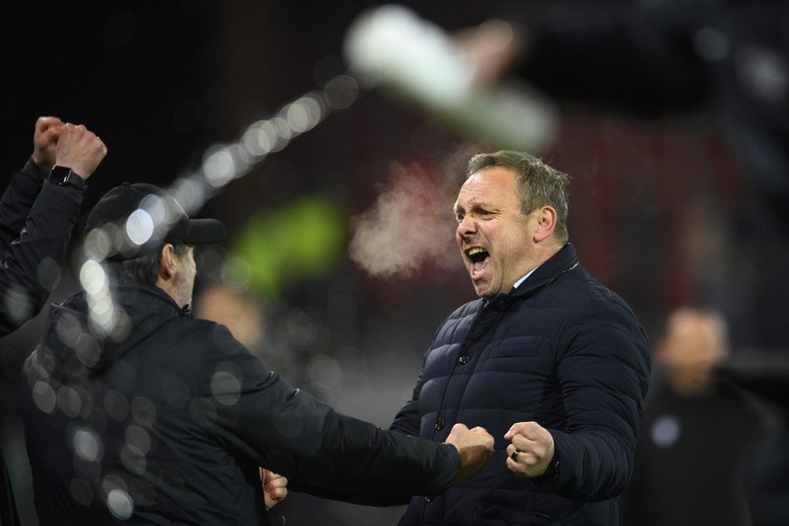 L&#039;entraineur zuerichois Andre Breitenreiter celebre la victoire a la fin de la rencontre de football de Super League entre le FC Sion et le FC Zuerich, FCZ, ce samedi 20 novembre 2021 au stade de ...