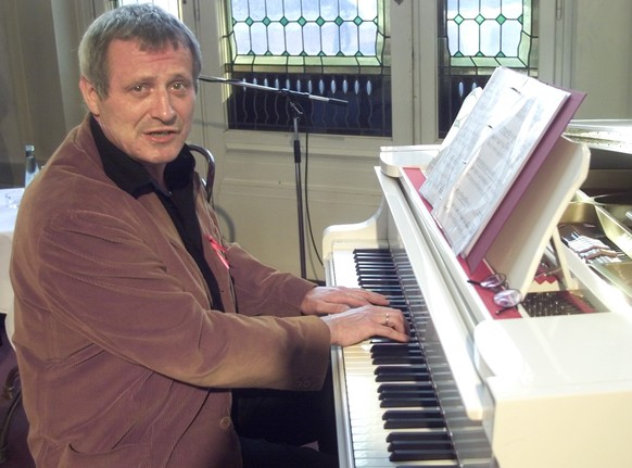 Am Klavier spielt der Musiker Konstantin Wecker ein Lied aus seinem neuen Musical "Schwejk it easy" im Berliner "Theater des Westens", am Dienstag, 20. Februar 2001. Die Auffuehrun ...