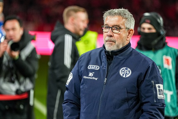 epa12592174 Mainz' head coach Urs Fischer looks on ahead of the German Bundesliga soccer match between Bayern Munich and Mainz 05, in Munich, Germany, 14 December 2025. EPA/LEONHARD SIMON