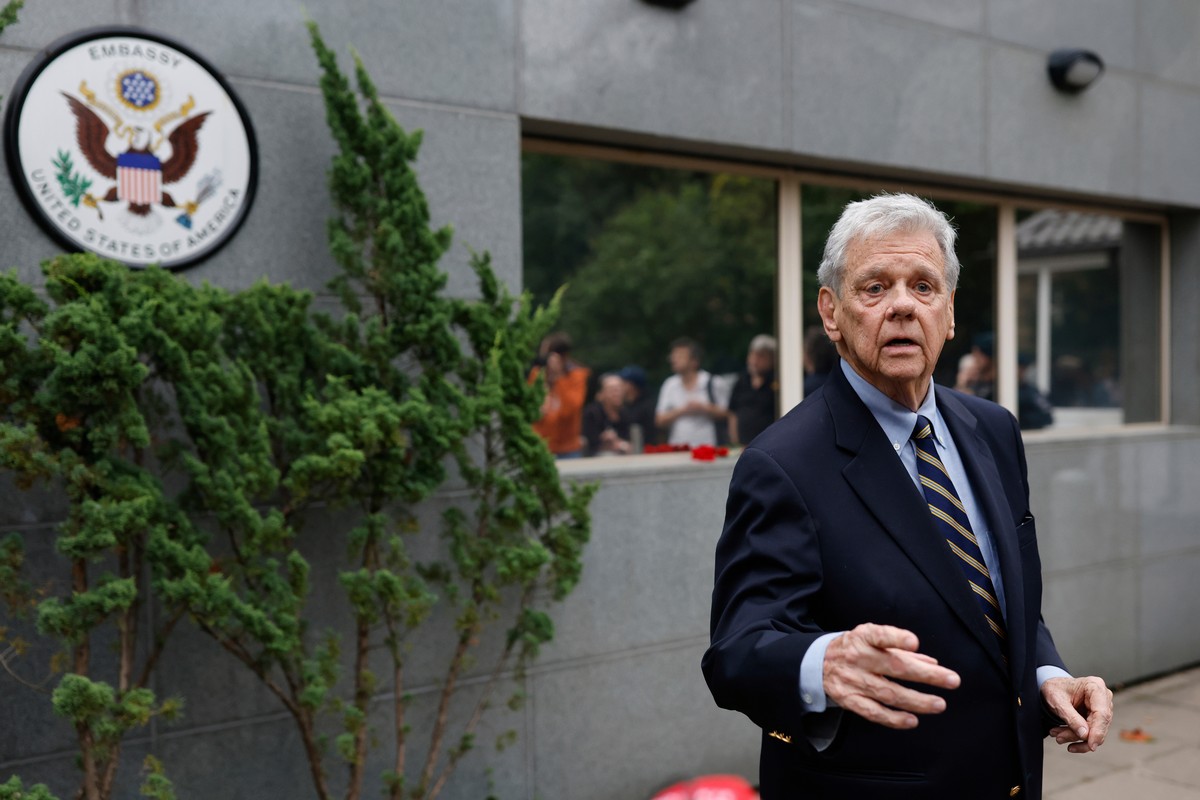 FILE - U.S. Presidential envoy John Coale, speaks to journalists outside the U.S. Embassy in Vilnius, Lithuania, Sept. 11, 2025, ahead of the arrival of released prisoners from Belarus. (AP Photo/Mind ...