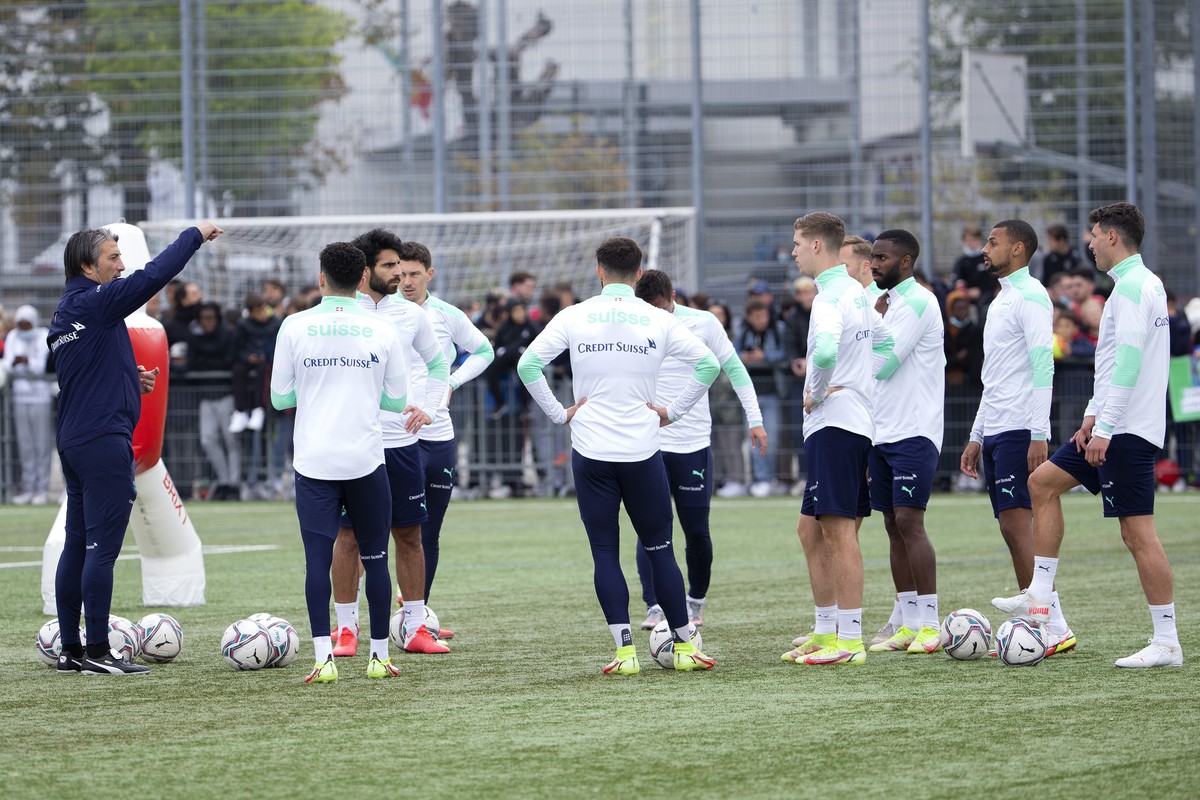 Switzerland's head coach Murat Yakin talks to his players, during a training session of the national soccer team of Switzerland before the 2022 FIFA World Cup European Qualifying Group C soccer m ...