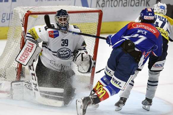 Der Zuercher Roman Wick, rechts, bezwingt den Tessiner Torhueter Sandro Zurkirchen, links, zum 2-1 fuer die Lions beim Eishockeyspiel der Nationalleague A ZSC Lions gegen den HC Ambra-Piotta im Hallen ...