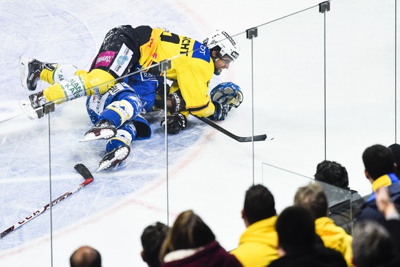 Thomas Ruefenacht von Bern, oben, knoepft sich Andres Ambuehl von Davos vor, beim fuenften Playoff-Halbfinalspiel der National League A zwischen dem HC Davos und dem SC Bern, am Samstag, 26. Maerz 201 ...