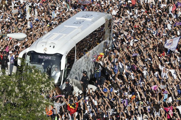 epa05924269 The bus of Real Madrid arrives at the Santiago Bernabeu stadium before the start of the Liga Primera Division 33rd round match between Real Madrid and FC Barcelona in Madrid, Spain, 23 Apr ...