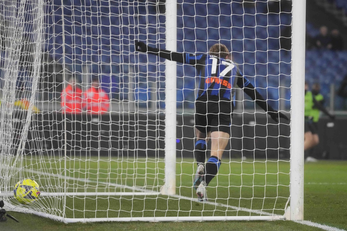 Atalanta's Rasmus Hojlund celebrates after scoring his side's second goal during the Italian Serie A soccer match between Lazio and Atalanta at Rome's Olympic Stadium, Saturday, Feb. 11 ...