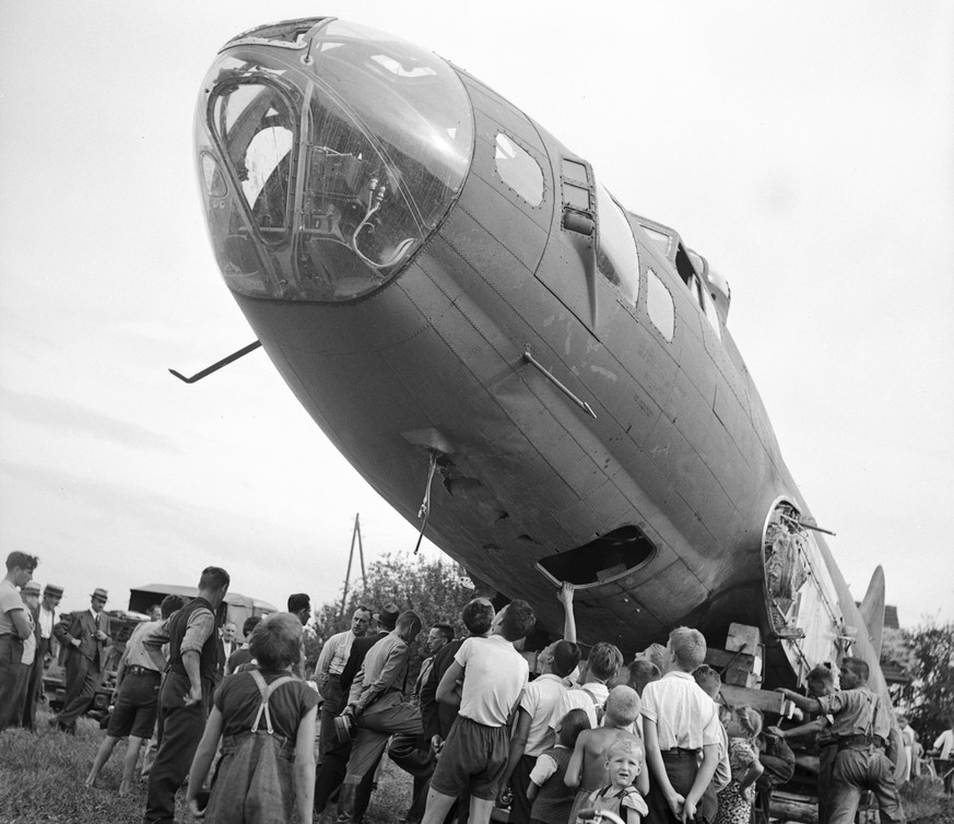 ARCHIVE --- VOR 75 JAHREN, AM 17. AUGUST 1943, MUSSTE IN UTZENSTORF IM KANTON BERN EINE BOEING B-17 DER US-LUFTWAFFE NACH EINEM BOMBERANGRIFF IN SUEDDEUTSCHLAND NOTLANDEN. DAS EREIGNIS ZOG SCHAULUSTIG ...