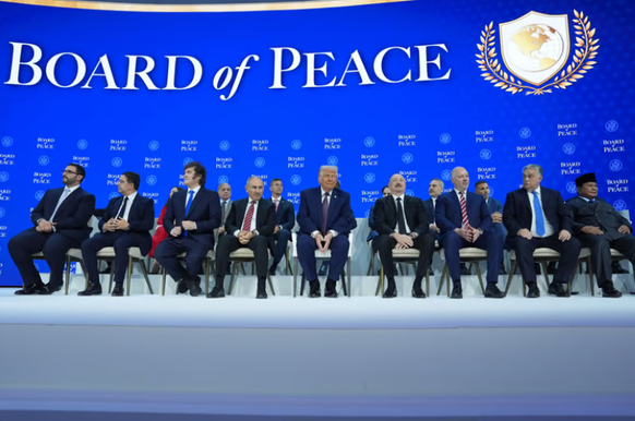 Illustre Runde: Donald Trump (Mitte) mit den Friedensrats-Mitgliedern am WEF.