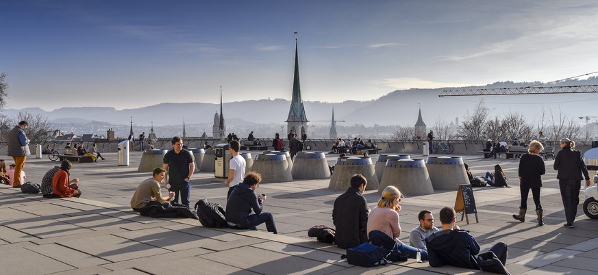 Zahlreiche Sonnenhungrige geniessen das milde Fruehlingswetter auf der Polyterrasse der ETH Zuerich am Dienstag, 14. Maerz 2017. (KEYSTONE/Walter Bieri)