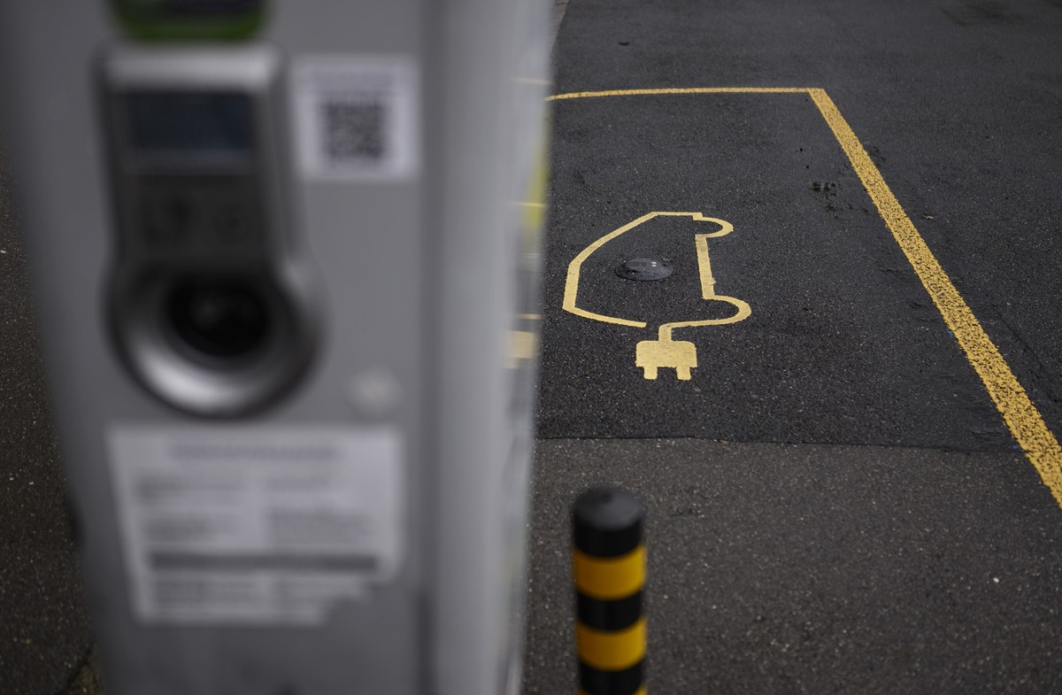 Das Symbol eines Elektroautos bei einer Ladestation, fotografiert am Freitag, 25. April 2025 an der Hallerstrasse in Bern. (KEYSTONE/Christian Beutler)