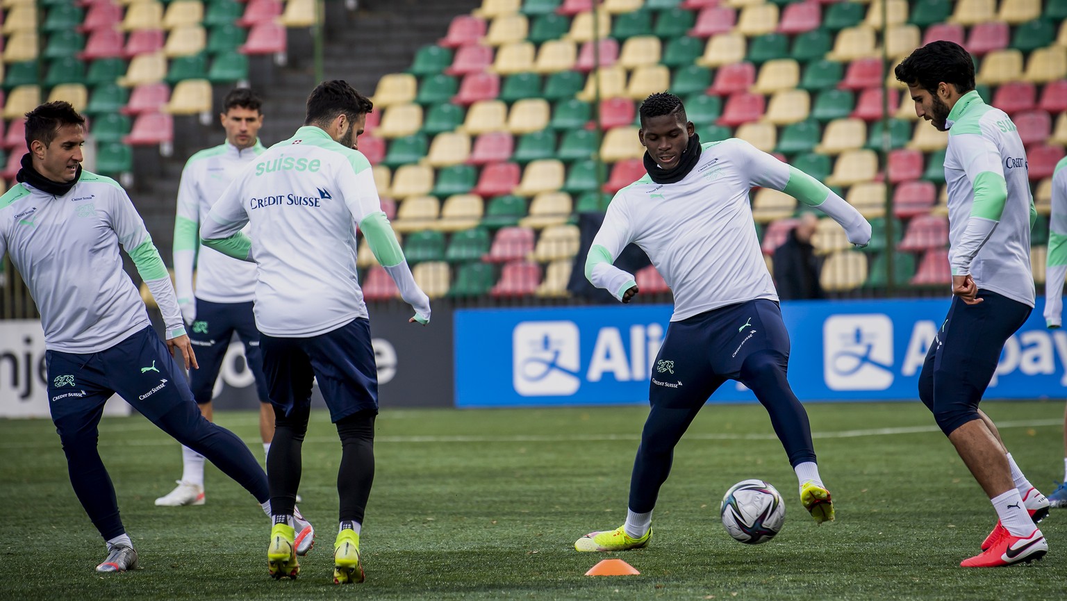 Switzerland&#039;s forward Breel Embolo plays the ball with teammates during a training session one day before the 2022 FIFA World Cup European Qualifying Group C soccer match against Lithuania at LFF ...