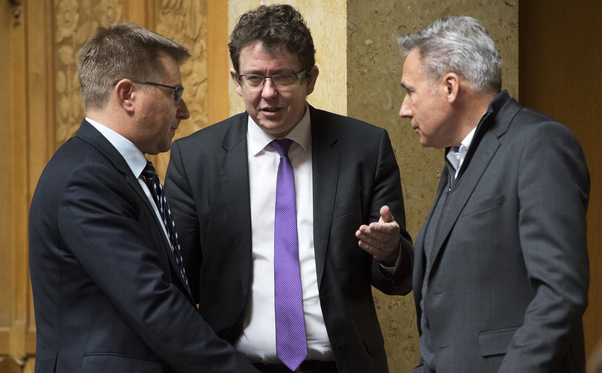 Toni Brunner, SVP-SG, links, Albert Roesti, SVP-BE, mitte, und Adrian Amstutz, SVP-BE, rechts, sprechen an der Wintersession der Eidgenoessischen Raete, am Dienstag, 6. Dezember 2016 im Nationalrat in ...