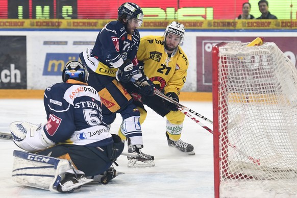 SC Bern Spieler Simon Moser, rechts, bedraengt Zugs Goalie Tobias Stephan, links, und Samuel Erni, im sechsten Eishockey Playoff-Finalspiel der National League A zwischen dem EV Zug und dem SC Bern, a ...