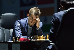 Grübel, grübel und studier: Weltmeister Carlsen.