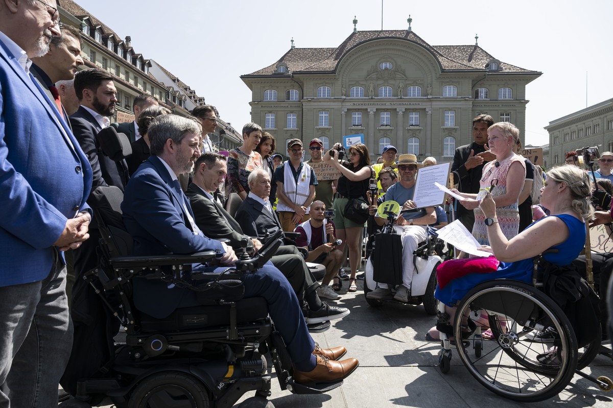 Maud Theler, Vorstandsmitglied von Agile, leitende Sozialarbeiterin, Vorstandsmitglied von Cerebral Wallis, Praesidentin des Forums Handicap Valais/Wallis und Walliser Grossraetin, rechts, spricht vor ...