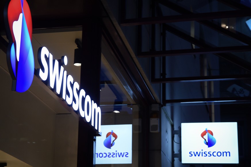 ZU DEN JAHRESZAHLEN DER SWISSCOM, STELLEN WIR IHNEN HEUTE, 7. FEBRUAR 2018, FOLGENDES BILDMATERIAL ZUR VERFUEGUNG - Swisscom Shop von aussen, fotografiert am Freitag, 19. Januar 2018, in Zuerich Oerli ...