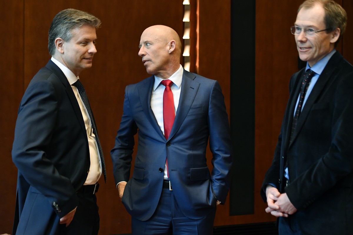 Pascal Gantenbein, links, Patrik Gisel, Mitte, CEO Raiffeisen, und Johannes Rueegg-Stuerm, rechts, ehemaliger VR-Praesident an einer Medienkonferenz der Raiffeisen in Zuerich am Freitag 9. Maerz 2018. ...