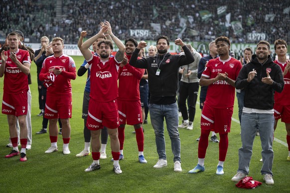 Die Thuner um Captain Marco Buerki jubeln vor ihren Fans im Fussball Meisterschaftsspiel der Swiss Super League zwischen dem FC St. Gallen (SG) und dem FC Thun (FCT), am Sonntag, 17. Mai 2026, im kybu ...