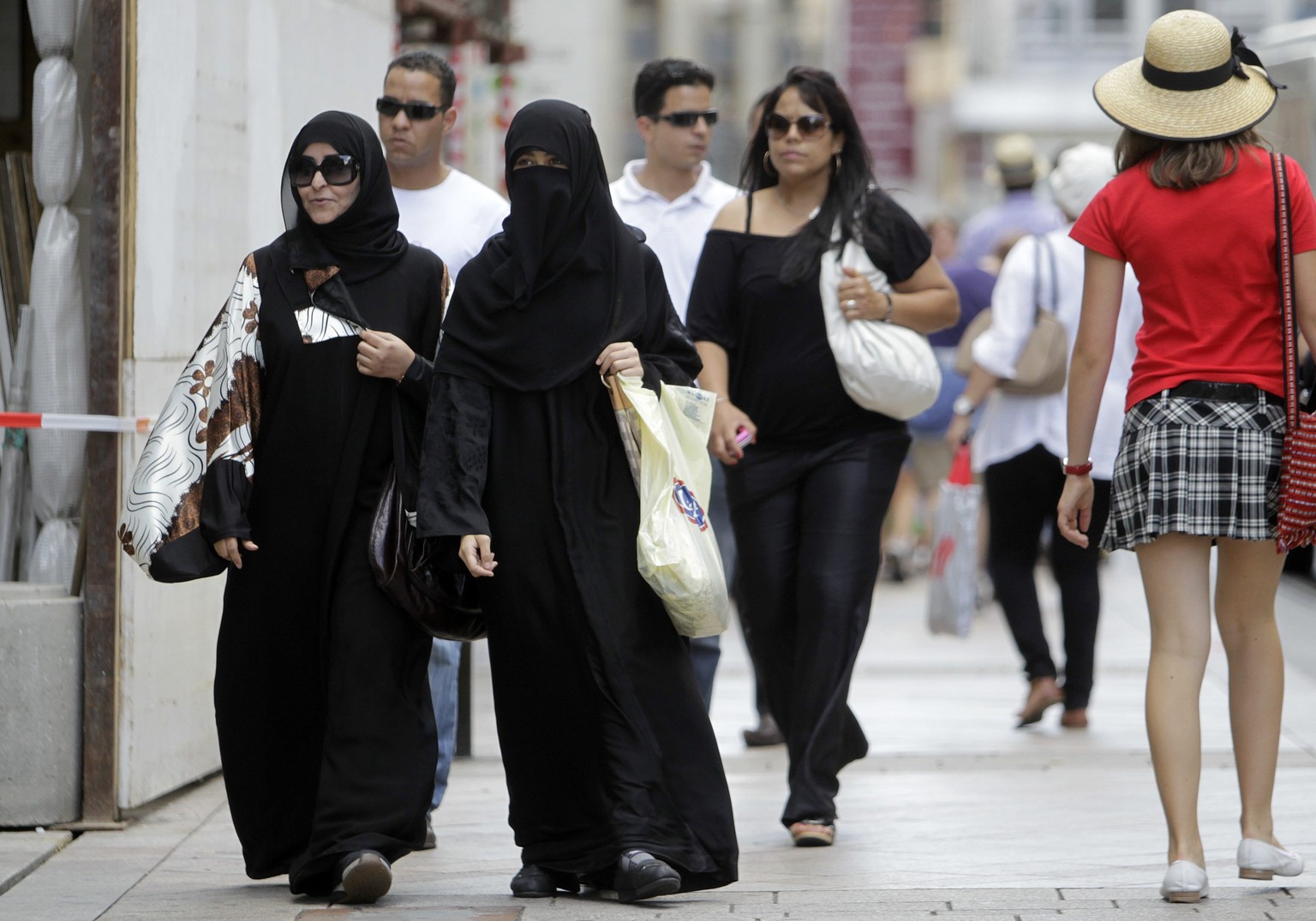 ARCHIVBILD ZUM ENTSCHEID DES STAENDERATES ZUR FORDERUNG EINES VERHUELLUNGSVERBOTES IN DER SCHWEIZ, AM 09. MAERZ 2017 ---- Two veiled women walk on the street, in Geneva, Switzerland, Monday, August 3, ...