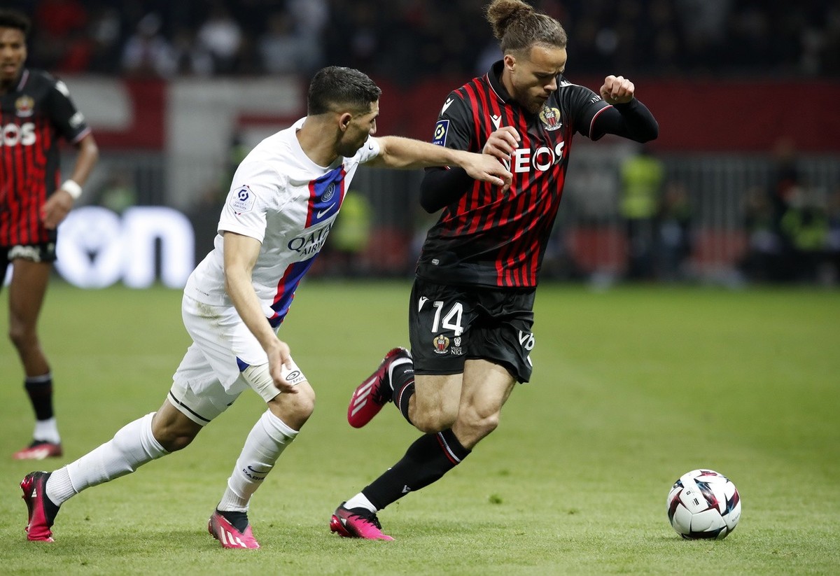 epa10565635 Billal Brahimi (R) of OGC Nice and Achraf Hakimi (L) of Paris Saint Germain in action during the French Ligue 1 soccer match between OGC Nice and Paris Saint Germain, in Nice, France, 08 A ...