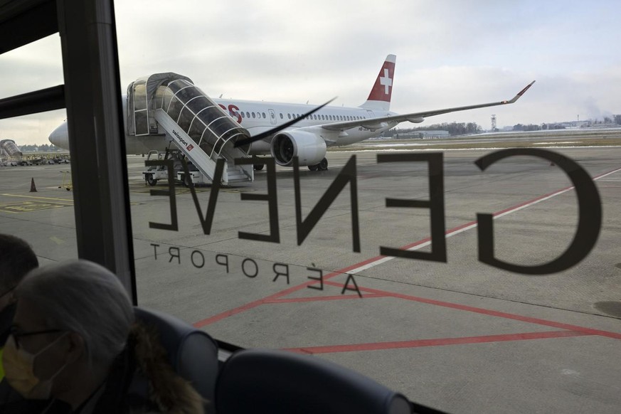 Un avion Airbus A220-100 (HB-JCM) de Swiss International Air Lines est stationne sur le tarmac de Geneve Aeroport, ce lundi 13 decembre 2021 a Geneve. (KEYSTONE/Salvatore Di Nolfi)
